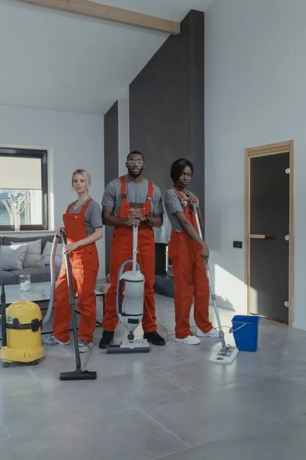 heros-img Une femme emballe avec soin un canapé dans un matériau de protection tout en préparant des cartons dans une pièce lumineuse.